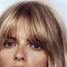 HARI’s Salons on Instagram: "Todays #StyleIcon is none other than Jane Birkin and her Curtain Fringe. @craigtaylorhair and @annyhunter are giving us the low down on how best to work yours @getthegloss so go check it out. ♥️ • • • • #HARIsHair #HairSalon #60s #JaneBirken #CurtainFringe #IL❤️VEHARIs" Jane Birkin Curtain Bangs, Jane Birkin Hairstyle, Jane Birkin Fringe, Birkin Fringe, 60s Fringe Hair, Jane Birkin Bangs, Jane Birkin Hair, Fringe 2024, French Fringe Bangs