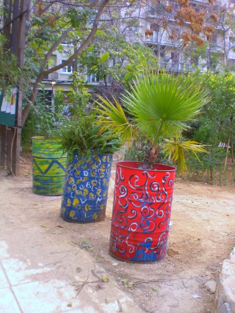 Rental Yard Ideas, Oil Drum Ideas, Drum Planters, Urban Acupuncture, Truck Garden, Potting Ideas, Trees In Pots, Upcycle Crafts, Space Plants