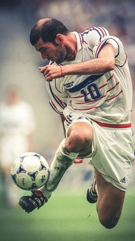 Soccer Poses, Football Players Photos, Soccer Photography, Legends Football, France Football, Football Players Images, Football Photography, Football Illustration, Retro Football Shirts