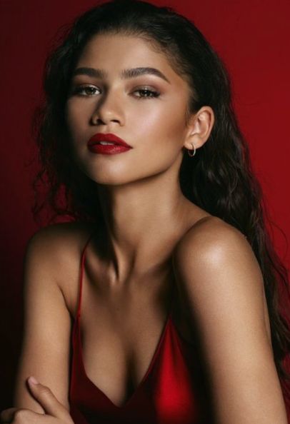 Pictures Of Zendaya, Slick Hair, Full Hd Pictures, Iconic Beauty, Hd Pictures, Casual Elegance, Red Lips, Full Hd, Red Carpet