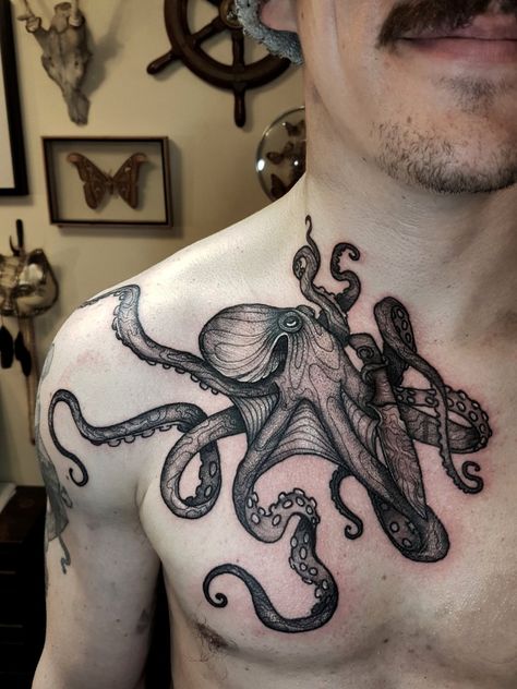 Octopus Tattoo Back, Octopus Back Tattoo, Octopus Shoulder Tattoo, Hai Tattoo, Kraken Tattoo, Tattoo On Shoulder, Octopus Tattoo Design, Octopus Tattoos, Tattoos Mandala