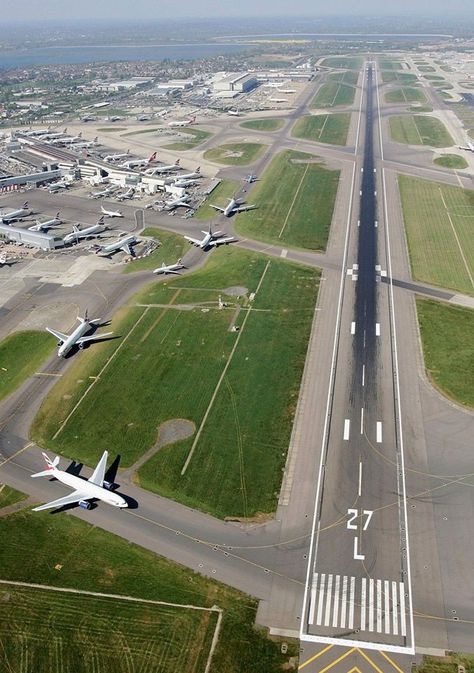 Pilot Career, London Heathrow Airport, Aviation Education, Plane Photography, Airport Runway, Airplane Wallpaper, Airport Aesthetic, Pilots Aviation, Aviation World