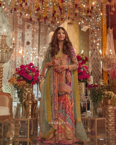 Mehndi Bridal Outfit Pakistan, Mendhi Outfit, Pakistani Mehndi Dress, Gharara Designs, Nomi Ansari, Wedding Fits, Bridal Mehndi Dresses, Red Bridal Dress, Mehndi Dress