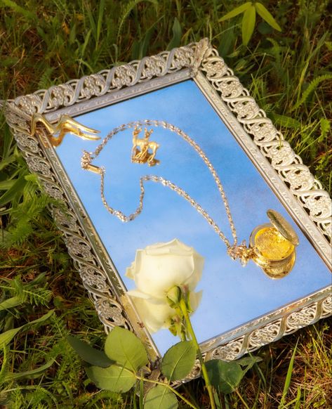 Dreamy aesthetic / cottagecore / nature / vintage jewelry / subscription box / gold locket / necklace / pendant / gold and pearl / broach / product photography / small business / michigan / outdoors photoshoot / mirror tray / blue skies / white rose / flower photography / jewelry Nature Jewelry Photoshoot, Picnic Jewelry Photoshoot, Vintage Jewelry Photoshoot, Jewelry And Flowers Photography, How To Take Pictures Of Jewelry, Outdoor Jewelry Photography, Jewelry Product Photos, Jewllery Ideas Photography, Product Photography Ideas Jewelry