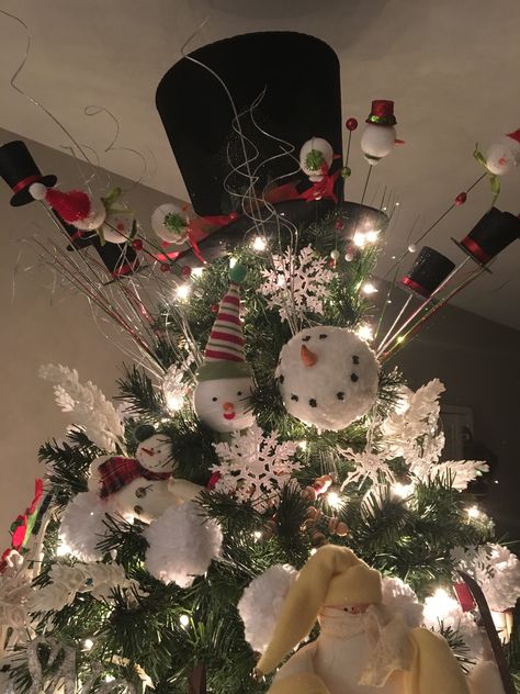 Hat Tree Toppers Christmas, Snowman Hat Tree Topper, Snowman Tree Topper, Diy Tree Topper, Snowman Ideas, Hat Tree, Diy Christmas Tree Topper, Christmas Tree Tops, Tree Snowman