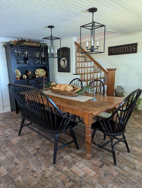 1800s Dining Room, Farmhouse Single Wide, Dining Room Inspo, Primitive Dining Room Ideas, Primitive Living Room Ideas, Primitive Dining Room, Primitive Dining Rooms, Primitive Living Room, Colonial Decor