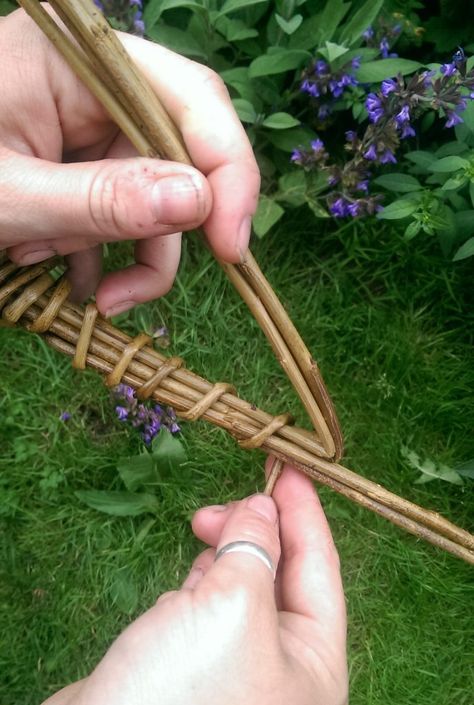 Dragonfly Video, Willow Statues, Dragonfly Craft, Tree Branch Crafts, Takken Decor, Craft For Beginners, Wood Log Crafts, Dragon Fly Craft, Basket Weaving Diy