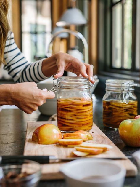 Pear Pickles, Pickles Apples, Preserved Apples, Apple Pickles, Pickled Apples Recipe, Preserving Pears, Fermented Apples, Pickled Pears, Pickled Apples