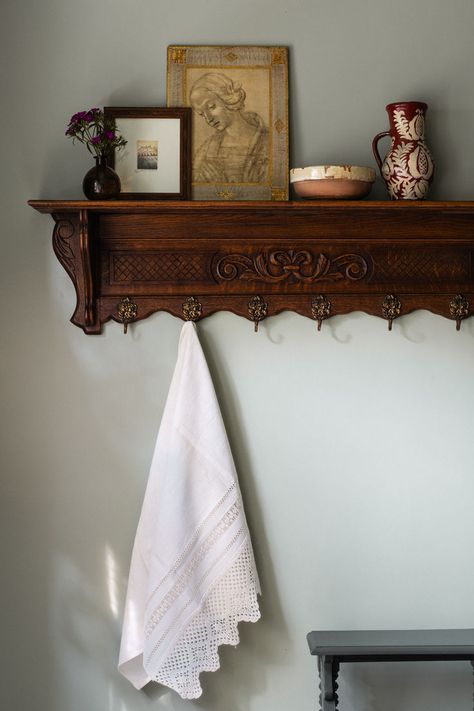 A huge, old Flemish coatrack now holds hand towels and dishcloths while displaying antiques. The bench is painted in Vintage Vogue by Benjamin Moore to match the cabinets. Simple Wall Decor Ideas, Fairy Tale Cottage, Good Foundation, Timeless Color Palette, House Beautiful Magazine, Stylish Wall Decor, Walnut Chair, Velvet Upholstered Bed, Simple Wall Decor