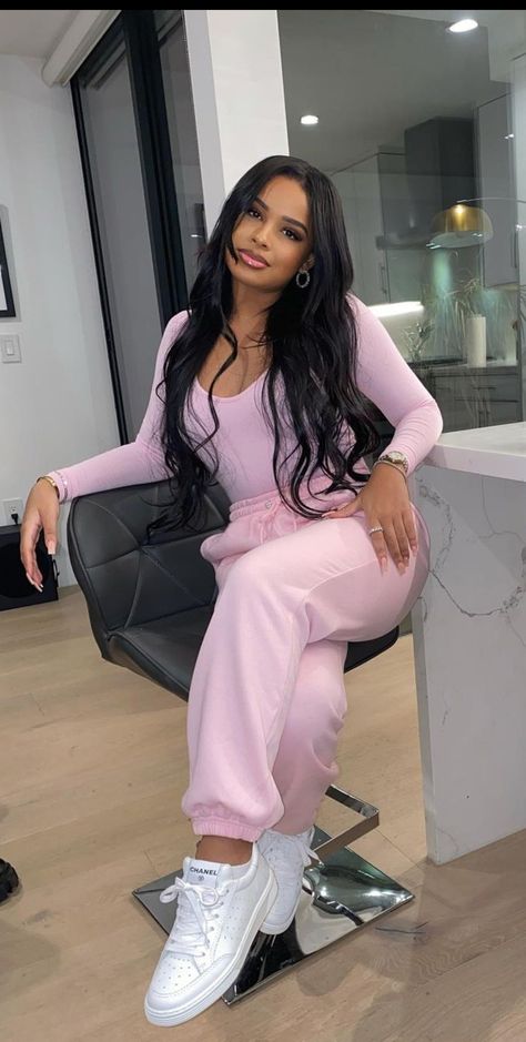 Pink Joggers Outfit Casual, Latainax3 Instagram, Pink Joggers Outfit, Jogger Outfit, Outfit Modest, Pink Joggers, Joggers Outfit, Chill Outfits, Comfy Fashion