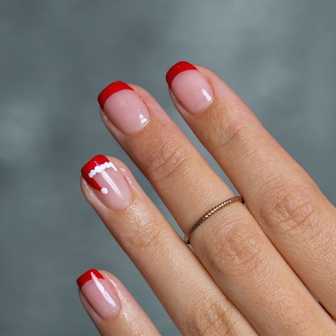 christmas nail art ideas santa hat Christmas Nails Inspo Simple, Christmas Diy Nails Easy, Christmas Nails Square Simple, Christmas Nails Acrylic Square Short, Short Basic Christmas Nails, Short Nail Design Christmas, Cute Short Nail Sets Christmas, Cute Christmas Nail Ideas Simple, Minimal Christmas Nail Art