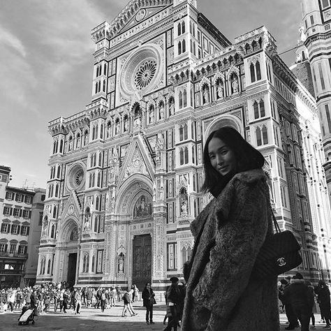 Florence Italy Poses, Duomo Florence Photo Ideas, Florence Inspo Pics, Florence Instagram Pictures, Florence Picture Ideas, Florence Photo Ideas, Florence Photoshoot, Italy Winter Outfits, Florence Italy Photography