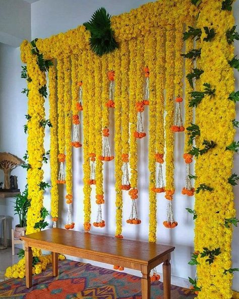 Simple Mehndi Setup At Home, Haldi Setup Decor Simple, Simple Traditional Backdrop Decoration, Pellikuturu Decoration At Home, Pellikuturu Function Decoration, Simple Haldi Decoration At Home, Haldi Decoration Ideas At Home Simple, Kartik Thakur, Haldi Ceremony Decorations At Home Simple