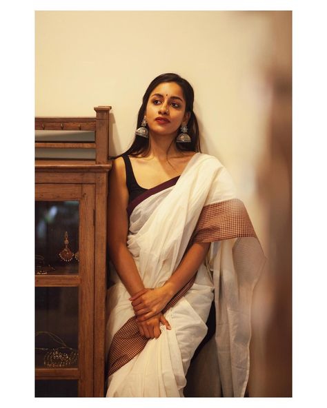 Margazhi Sarees Graduation Blouse, Sarees Combination, Simple Sari, Spaghetti Blouse, Smita Patil, Sari Shop, Slides Outfit, Saree Ideas, Womens Wardrobe