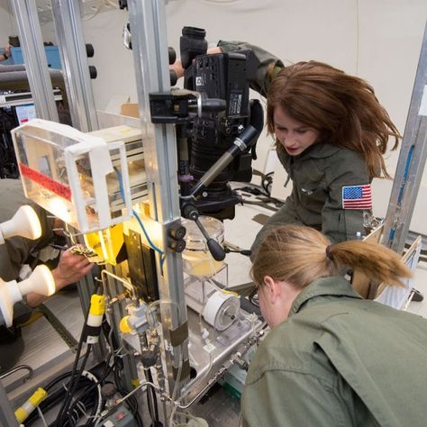 Women Doing Science on Instagram: “Tanya Rogers (@tnyakrgers) and Julia Worrell (@jworr6) are chemical engineers at NASA Johnson space center. Tanya is currently a researcher…” Chemical Engineering Aesthetic, Engineering Women, Engineer Woman, Women Engineer, Studying Engineering, Women In Engineering, Engineer Girl, Chemical Engineer, Female Engineer