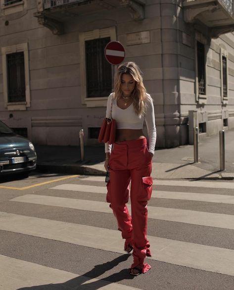 Red Street Style, Cargo Pants Street Style, Outfits Cargo, Red Cargo Pants, Parachute Pants Outfit, Pants Trend, Red Street, Pant Trends, Summer Inspo