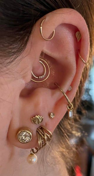 Ear Setup, Curated Ear Piercing, Making Beaded Jewelry, Ear Styling, Ear Stacks, Piercing Inspo, Ear Art, Cool Ear Piercings, Pretty Ear Piercings