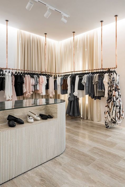 Clothing Studio Interior, Industrial Boutique Design, Fashion House Interior, Aesthetic Stores Interior, Store Decoration Ideas, Boutique Interior Ideas, Clothing Boutique Interior Design, Small Clothing Store Interior, Interior Store Design