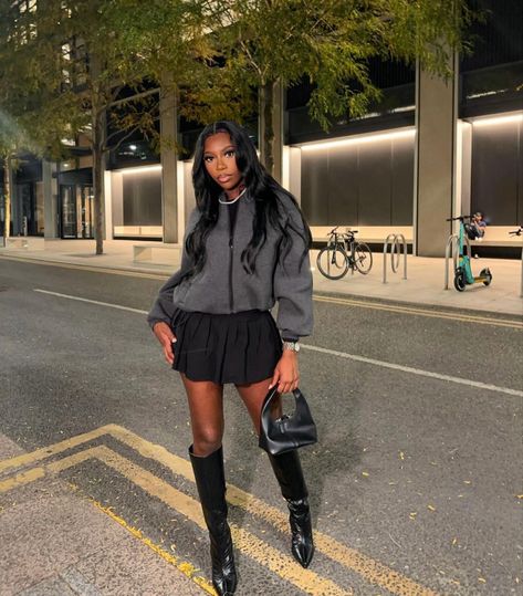 Skirt Outfits Black Women Winter, Mini Bubble Skirt Outfit, Skirt And Boots Outfit Black Women, Jupe Short Outfit, Skater Skirt Outfit Black Women, Black Denim Skirt Outfit Winter, Knee High Boots Outfit Black Women, Tennis Skirt Outfit Black Women, Pleated Skirt Outfit Black Women