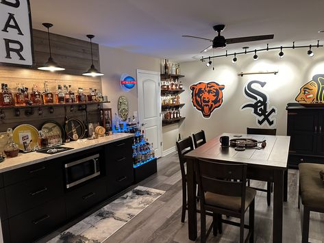 American Sports Bar, Garage Bar Ideas, Bar Design Ideas, Basement Bar Design, Basement Makeover, Garage Bar, Bar Room, Basement Bar, Bar Ideas