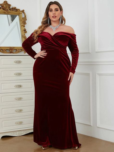 Giffniseti Plus Galajurk Open schouders Wrap Fluweel | SHEIN Nederland Burgundy Holiday Dress, Velvet Ball Gown, Velvet Dress Plus Size, Plus Prom Dresses, Crimson Dress, Dark Red Dresses, Sparkly Prom Dress, Velvet Prom Dress, Prom Dress Plus Size