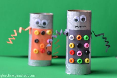 This easy toilet paper roll craft is such a fun activity to do with the kids. Any fan of robots will love it! Robots Preschool, Maker Fun Factory, Robot Craft, Recycling For Kids, Robot Theme, Gratis Printables, Recycled Crafts Kids, Diy Robot, Toilet Paper Roll Crafts