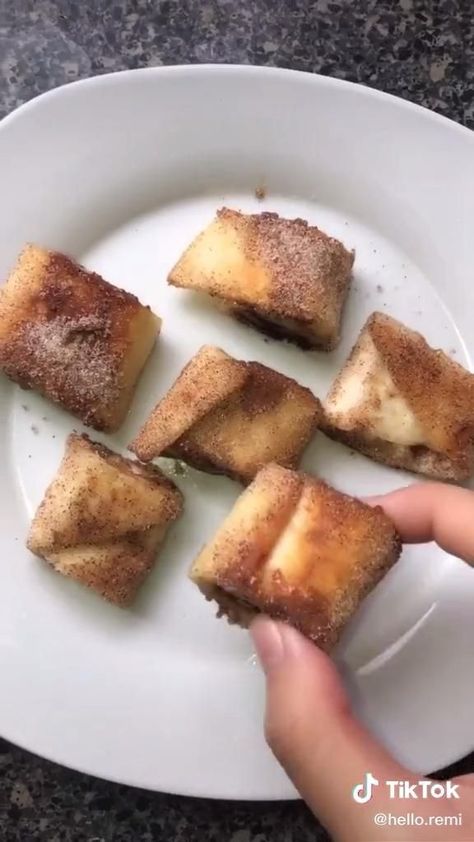 Tortilla Cinnamon Rolls, Tasty Desserts, Food Chocolate, Recipes Delicious, Num Num, Sleepover Ideas, India Food, Healthy Snacks Easy, Fun Baking Recipes