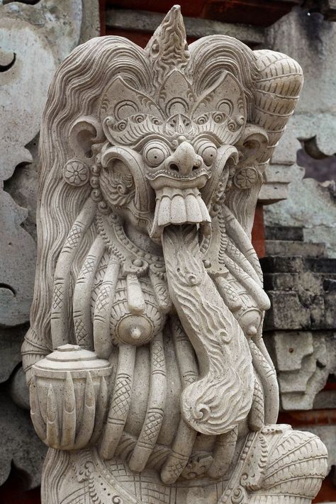 Temple Bali, Traditional Sculptures, Fu Dog, Indonesian Art, Temple Art, Ancient Sculpture, Stone Statues, Buddhist Art, Ancient Cultures