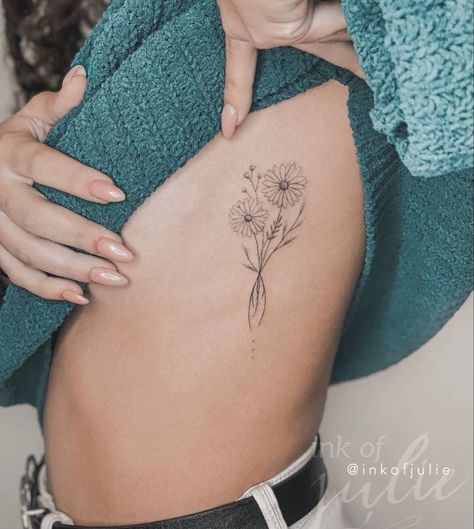 Dainty Flower Bouquet Tattoo Placement, Tattoo Ideas Female Side Ribs Flower, Side Tattoos Flowers, Daisy Tattoo Side Rib, Daisy Side Tattoo, Dandelion Tattoo Ribcage, Flower With Writing In Stem Tattoo, Dandelion Rib Tattoo, 2 Daisies Tattoo