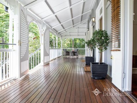 Front Verandah Ideas, Verandah Ideas, Veranda Ideas, Queenslander House, Front Verandah, Real Estate Jobs, Modern Farmhouse Exterior, Ranch Style Homes, Outdoor Entertaining Area