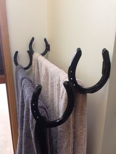 Horse Shoe Towel Rack, Horseshoe Towel Rack, Horse Shoe Rack, Horse Shoe Shelves, Horse Shoe Decor Rustic, Horse Shoe Toilet Roll Holder, Horse Shoes Ideas, Horse Shoe Art Ideas, Horse Shoe Ideas