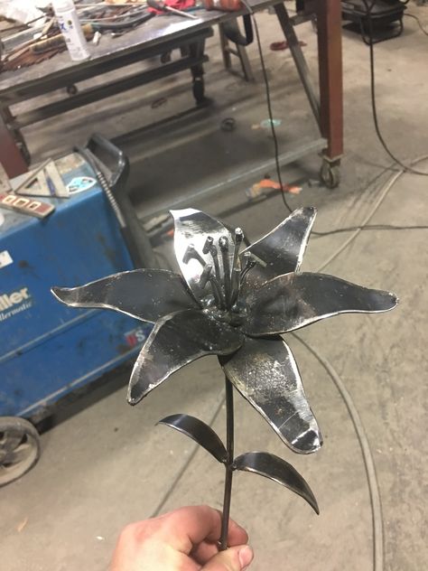 Cute Metal Projects, Welded Garden Decor, Spring Welding Projects, Welding Projects Jewelry, Welded Flowers Simple, Stuff To Weld, Easy Metal Art, Scrap Metal Projects Ideas, Mig Welding Projects Ideas Metal Art