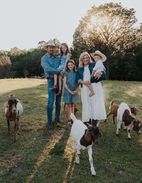 Homestead Family Pictures, Family Photos On A Farm, Family Photos Farm Ideas Country Life, Family Farm Pictures Ideas, Farm Lifestyle Photography, Farm Photography Ideas, Family Farm Life, Homestead Family Photos, Homestead Photoshoot