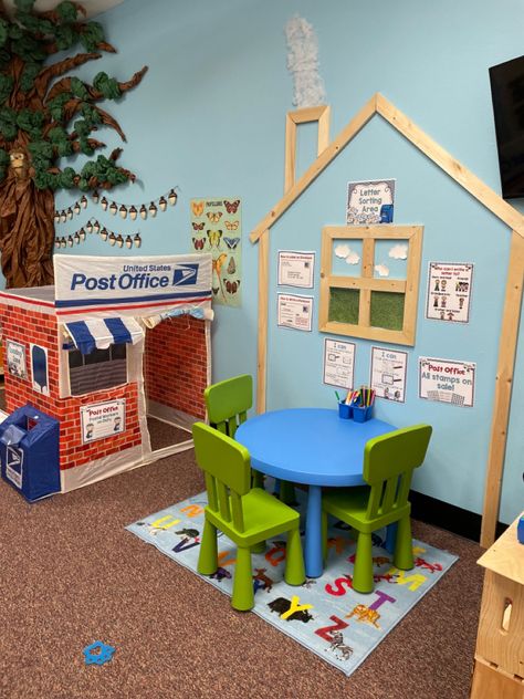 Home Childcare Basement, Small Room Daycare Set Up, Regio Emilia Classroom Preschool Ideas, Inhome Daycare Setup, Preschool Cubby Ideas, Diy Daycare Decor, Inhome Daycare Setup Ideas, Daycare Center Layout, Toddler Classroom Set Up