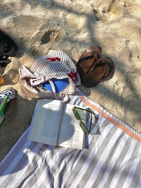 Reading Book On Beach Aesthetic, Books At The Beach Aesthetic, Reading A Book On The Beach, Summer At The Beach Aesthetic, Beach Book Photo, Beach Vacay Aesthetic, Books Beach Aesthetic, Books Summer Aesthetic, Beach Travel Aesthetic