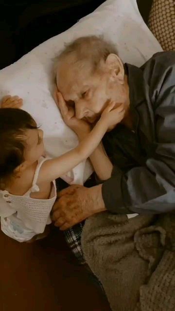 Good News Movement on Instagram: "FAMILY: Great grandfather and great granddaughter sharing a tender moment--97 years between them!! ❤️ @joanaconfraria" Grandfather And Granddaughter, Instagram Family, Cute Funny Babies, Oh My God, Baby Gif, My God, Cute Gif