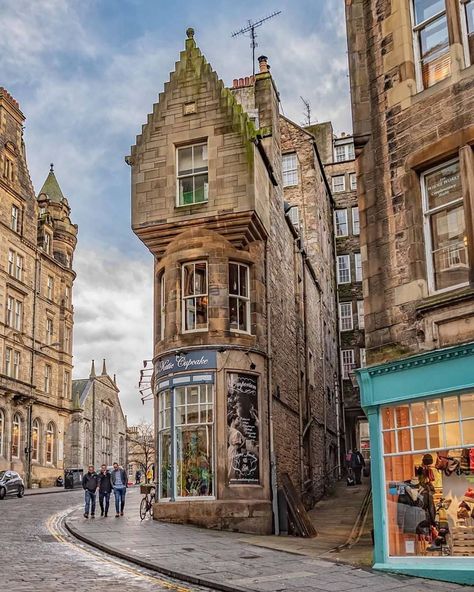 Unlimited Edinburgh | Scotland on Instagram: “® Presents ⠀ UNLIMITED EDINBURGH ® 📸 @wpc1927 📍 Old Town ADMIN @ramseyselim & @nichbrand FOLLOW US l @unlimitededinburgh TAG US l…” Scotland Architecture, Edinburgh House, Old Town Edinburgh, Medieval Houses, Fairytale Illustration, Edinburgh Scotland, Architecture Old, Architecture Exterior, Old Buildings