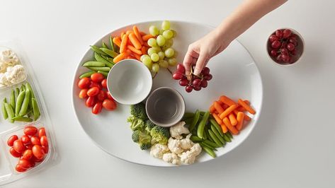 How to Make a Store-Bought Veggie Tray Look Expensive in Five Minutes - Tablespoon.com Charcuterie Boards Ideas, Book Club Menu, Fresh Dinners, Charcuterie Trays, Mini Cheese Boards, Meat And Cheese Tray, Party Food Bar, Cookout Recipes, Christmas Appetizers Easy