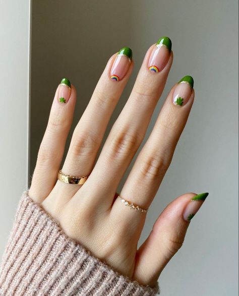 Ireland Fits, St Patrick Day Nails Acrylic, Shamrock Nails, Saint Patrick Nail, St Patricks Day Nails, Green Nail Art, Short Gel Nails, Green Nail Designs, Rainbow Nails