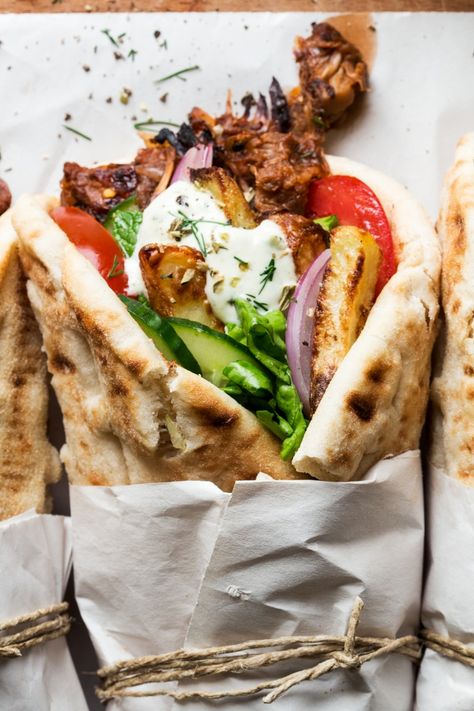 Vegan gyros Vegan Gyros Recipe, Vegan Gyros, Tzatziki Recipe, Lazy Cat Kitchen, Sommer Mad, Gyro Recipe, Jackfruit Recipes, Meat And Vegetables, Cat Kitchen