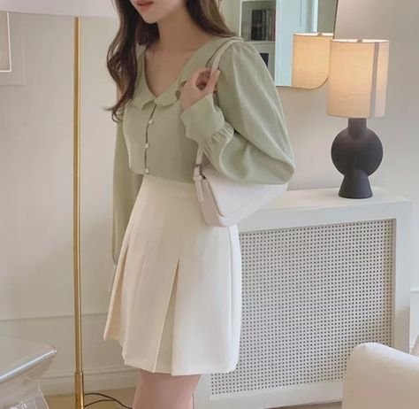 Cream Skirt Outfit, Korean Fashion Kpop Inspired Outfits, Skirt Korean, Outfit Korean Style, Korean Fashion Kpop, Cream Skirt, Elegante Casual, Stylish Work Outfits, Easy Trendy Outfits