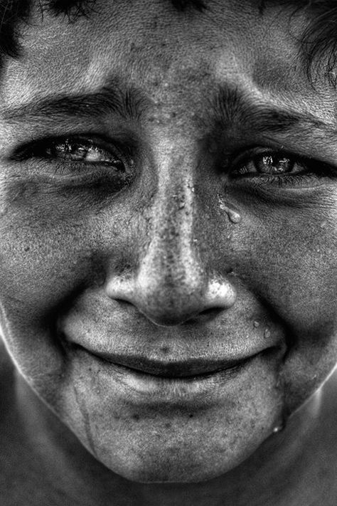 Hannah Menchel This photo really just hits me in the gut. Its that gut wrenching moment, the exact instant that my heart starts to break. It's what I am feeling on the inside but I do not effectively show on the outside. Texture Photography, Face Expressions, Human Face, Black And White Portraits, Human Emotions, People Of The World, Interesting Faces, Facial Expressions, 인물 사진