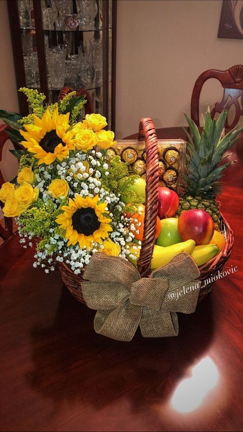 Fruit Basket Arrangements Gift Ideas, Wedding Fruit Basket Decoration, Fruits And Flowers Basket, Fruit Basket With Flowers, Christmas Fruit Basket Ideas, Diy Fruit Basket Gift Ideas, Gift Fruit Basket Ideas, Fruit Basket Ideas Gift How To Make, Diy Fruit Basket Gift