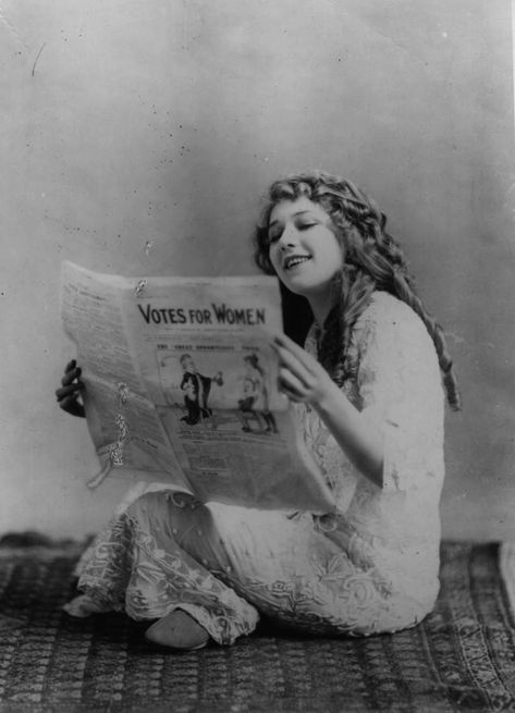 Mary Pickford, The Floor, Newspaper, A Woman, Reading, Black And White, White, Black