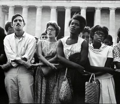 This is a picture of black and white people coming together during the civil rights movement. Not all white people treated blacks poorly and some believed in equality. Jamel Shabazz, March On Washington, Black Panthers, Lincoln Memorial, Civil Rights Movement, Group Of People, Magnum Photos, Martin Luther King Jr, African American History