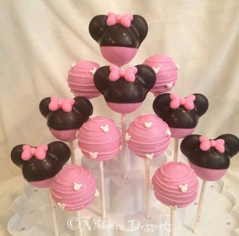 Minnie Mouse Cake Pops Pink, How To Make Minnie Mouse Cake Pops, Mini Mouse Cake Pops Ideas, Mickey And Minnie Cake Pops, Mini Mouse Cake Pop, Minnie Mouse Themed Party Food, Minnie Mouse Birthday Desserts, Minnie Desserts, Mickey Mouse Food Ideas