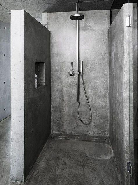 Concrete Shower Ideas, Concrete Showers, Concrete Shower Walls, Concrete Bathroom Ideas, Concrete Bathroom Design, Brutalist Interior, Concrete Shower, Bilik Air, Concrete Interiors