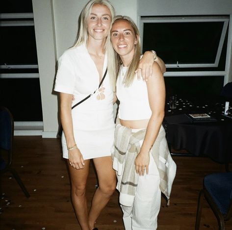 Leah Williamson And Jordan Nobbs, Woso Couples, Jordan Nobbs, Football Gf, Lucy Bronze, I Like Women, Leah Williamson, Arsenal Wfc, Football Couples