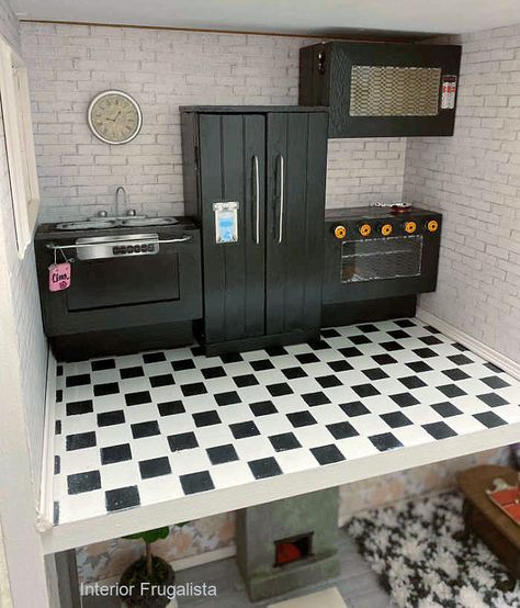 DIY Dollhouse Miniature Kitchen Appliances Diy Dollhouse Fridge, Diy Barbie Kitchen Cabinets, 1 12 Scale Miniatures Diy Kitchen, Doll House Kitchen Ideas, Gothic Dollhouse Diy, Dollhouse Kitchen Ideas, Miniature Kitchen Diy, Diy Dollhouse Kitchen, Dollhouse Kitchen Cabinets