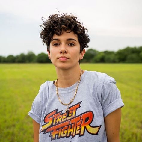 ANDRO NATION on Instagram: “Starting the week like⚡️🔥 #repost @kassidy_drake #androgynous #androgynousmodel #andronation #tomboy #tomboystyle #tomboymodel #queer #boi…” Androgynous Hair Curly, Androgynous Hair Short, Androgynous Makeup, Hair Tomboy, Androgynous Haircut, Androgynous Hair, Androgynous Models, Tomboy Hairstyles, Funky Short Hair